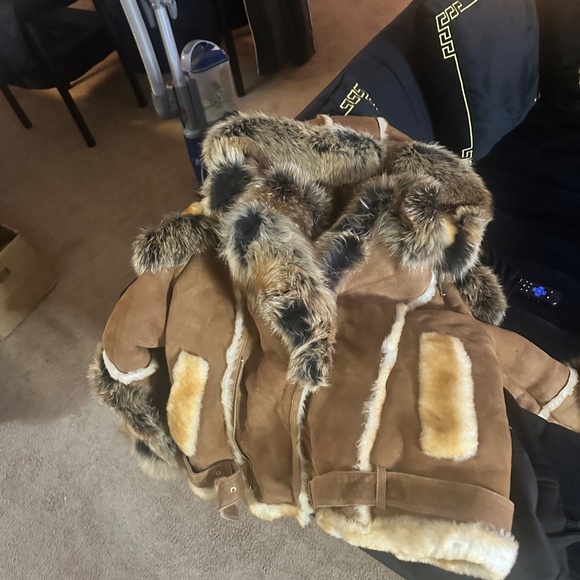 Women Cropped  Real Shearling with Fox Trims - Picture 5 of 8